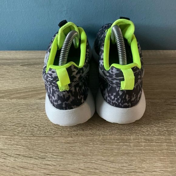 Nike Women's Roshe Run Leopard Camo Print Sneaker Running Shoes Gray Green Size - Picture 4 of 6